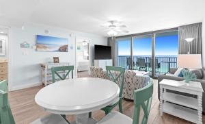 ein Wohn- und Esszimmer mit einem weißen Tisch und Stühlen in der Unterkunft One Seagrove Place 1404 in Seagrove Beach