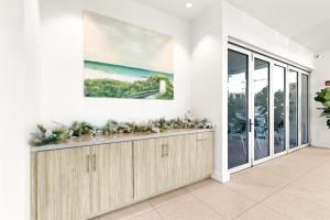 ein Wohnzimmer mit einem Wandgemälde in der Unterkunft One Seagrove Place 1404 in Seagrove Beach + 33 Fotos