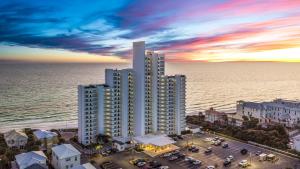 eine Luftansicht eines hohen Gebäudes neben dem Meer in der Unterkunft One Seagrove Place 1404 in Seagrove Beach