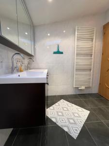 une salle de bains avec un lavabo blanc et un miroir dans l'établissement Pittlanderhof, à Innsbruck 36 autres photos