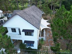 eine Aussicht auf ein weißes Haus mit einem Dach in der Unterkunft Dốc mộng mơ homestay & villa in Chương Nghĩa