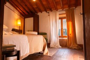 une chambre avec un lit et une fenêtre dans l'établissement Casa di Vignolo, à Pergine Valdarno