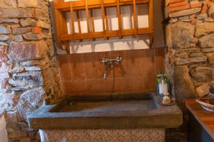 La salle de bains en pierre est pourvue d'un lavabo et d'un mur en pierre. dans l'établissement Casa di Vignolo, à Pergine Valdarno 64 autres photos