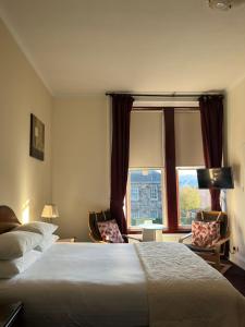 Ένα ή περισσότερα κρεβάτια σε δωμάτιο στο Edinburgh Whisky House Hotel
