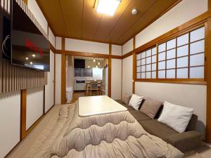 ein Schlafzimmer mit einem großen Bett in einem Zimmer in der Unterkunft 3LDK Entire house for rent 3 bedrooms, 2 toilets, and parking lot! Close to the station, Osaka Castle, and USJ! in Osaka