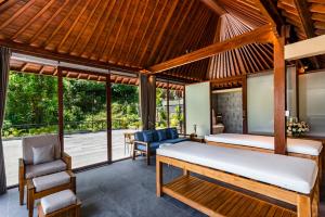 1 dormitorio en una villa con 1 cama y 1 silla en Ellena Resort Tegallalang by Dhananjaya Hospitality, en Tampaksiring 84 fotos más