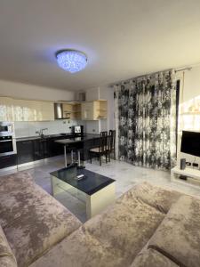 een woonkamer met een bank en een tafel bij Azure Dream Apartment in Durrës