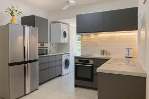 Køkken eller tekøkken på Beachside Townhouse Steps from The Strand Townsville