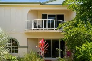En balkon eller terrasse på Beachside Townhouse Steps from The Strand Townsville