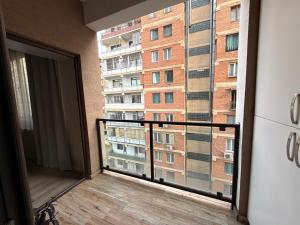 Ch'k'valeriにあるSofis Apartmentの建物が見えるバルコニー