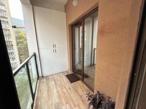 Ch'k'valeriにあるSofis Apartmentの建物内の空き部屋(バルコニー付)