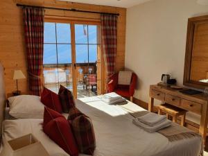 een slaapkamer met een bed en een raam met uitzicht bij Mountain Lodge, Les Crosets in Les Crosets