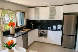 Køkken eller tekøkken på Strand Stay Steps to Waterpark & Beach in Townsville