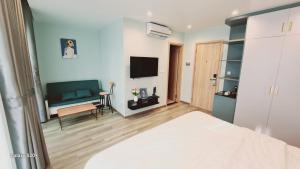 富国Alex House的房间里有一张床和一台电视的卧室 更多37张照片