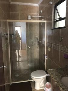 Et badeværelse på Ed Verdes Mares Prainha Arraial + 11 billeder