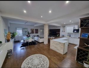 Televiisor ja/või meelelahutuskeskus majutusasutuses Velvet Suites