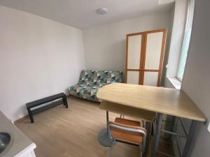 un salon avec une table et un canapé dans l'établissement Le pied du Beffroi d'Arras, à Arras