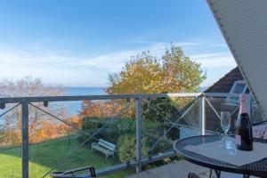un balcon avec une table et une vue sur l'océan dans l'établissement Ferienwohnung Ostseerauschen 2, à Scharbeutz
