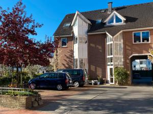 a blue car parked in front of a brick house at Ferienwohnung Dommel in Cuxhaven +5 photos