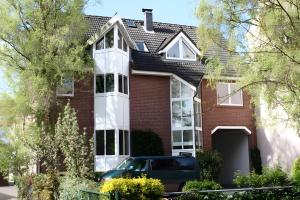 a house with a van parked in front of it at Ferienwohnung Dommel in Cuxhaven