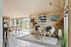 uma sala de estar com um sofá e uma mesa em JB827-Fjerritslev-Revlingestien-93 em Torup Strand mais 19 fotografias