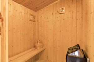 uma cabana de madeira com uma banheira e uma pia em JB827-Fjerritslev-Revlingestien-93 em Torup Strand