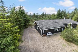uma vista aérea de uma casa preta com um banco em JB827-Fjerritslev-Revlingestien-93 em Torup Strand
