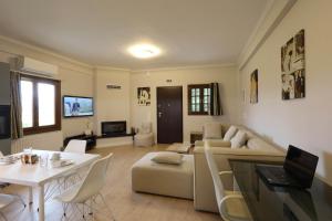 una sala de estar con un sofá y una mesa en Avlos Luxury Home-NEW! 5 Min to Ctr, en Ioannina