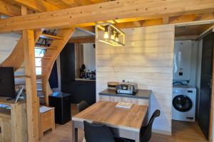 Kuchyň nebo kuchyňský kout v ubytování Nordic Chalet for 6 People in La Féclaz Perfect for Your Ski Getaway + 24 fotografií