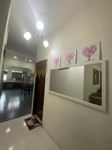 een woonkamer met een grote spiegel aan de muur bij Pinggiran Bayu Homestay in Kuantan