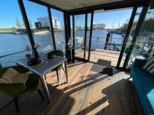 坎珀兰Houseboat Kamperland的船上配有桌椅的客厅