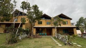 una gran casa amarilla con un patio delante en Refúgio de Luxo 11 Hospedes 500m Praia de Pitinga, en Porto Seguro 10 fotos más