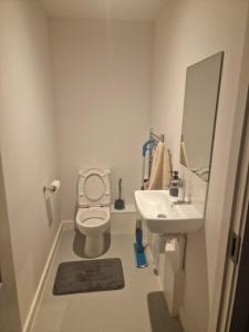 Ένα μπάνιο στο A spacious double room in a peaceful area