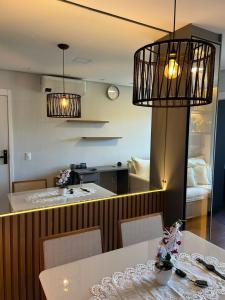 a dining room with a table and a kitchen at Denny Prime Loft - Executive Apartment in Extrema in Extrema