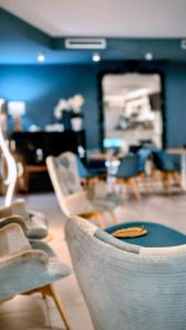 een groep stoelen in een kamer met een piano bij Hotel D'Atri in Montesilvano