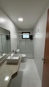 Un baño con lavabo, ducha e inodoro. en Refúgio de Luxo 11 Hospedes 500m Praia de Pitinga, en Porto Seguro