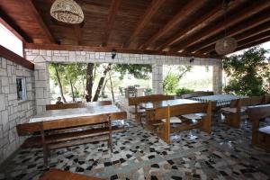 een terras met banken en tafels op een tegelvloer bij Apartments with parking space Dol, Hvar - 24122 in Stari Grad