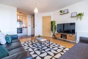 Una sala de estar con un sofá y un televisor de pantalla plana. en Sleek Apartment with Balcony - City Centre - Free Parking, Fast WiFi and 55'' Smart TV by Yoko Property, en Milton Keynes 23 fotos más
