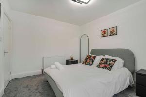 Voodi või voodid majutusasutuse GuestReady - Charming Retreat with Private Patio toas