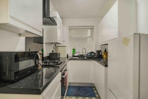 Köök või kööginurk majutusasutuses GuestReady - Charming Retreat with Private Patio