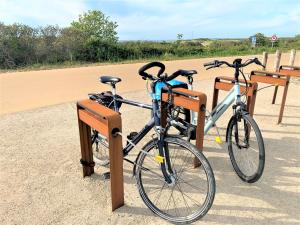 two bikes are parked next to wooden benches at Holidayhouse Akkerrand Kamperland in Kamperland +15 photos