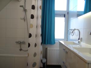 Et badeværelse på Vakantiewoning Banjaard + 26 billeder