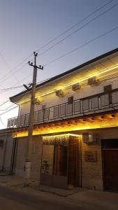 een gebouw met een balkon aan de zijkant bij Hotel Bek in old city in Bukhara