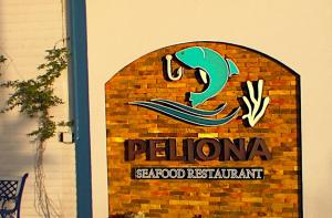Un cartel de un restaurante de mariscos en el costado de un edificio. en BEACH RIVIERA GOLEM West Durres Tirana airport SEA SIDE, en Golem 42 fotos más