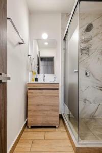 a bathroom with a shower and a sink at Moderno Depa a 3 mins de Fundidora y Tec de Mty in Monterrey