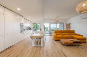 ein Wohnzimmer mit Sofa und Tisch in der Unterkunft Lisbon South Bay - Orizon Seixal in Seixal