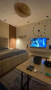 Μια τηλεόραση ή/και κέντρο ψυχαγωγίας στο افندينا