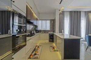 Una cocina con un mostrador con comida en el suelo. en Yomsdale Air B N B, en Lekki