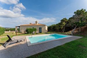 una piscina frente a una casa en Sea & Villas, en Stintino