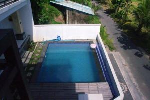 einen Blick über einen Pool neben einem Gebäude in der Unterkunft Ayuna Cottages in Bedahulu + 14 Fotos